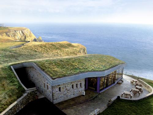 Building with green roof
