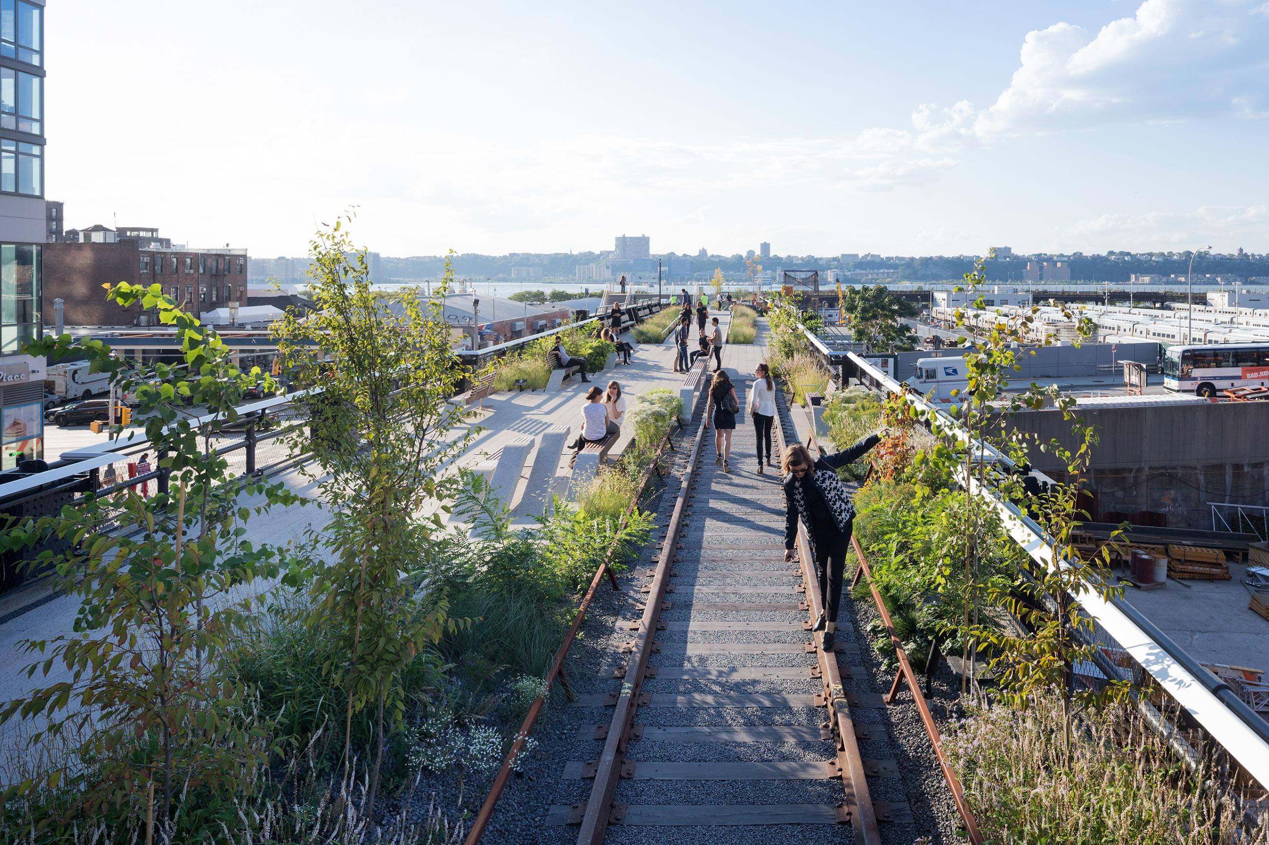 High line park. Хай лайн Нью Йорк. Парк Хай-лайн в Нью-Йорке. Хайнлайн парк Нью Йорк. High line Park в Нью-Йорке.