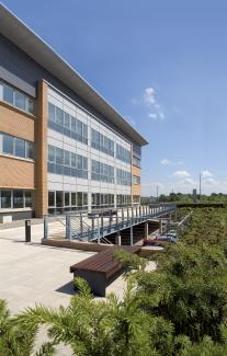 The highly resilient Stabilodrain® is perfect for walkways and driveways and under green roofs. Roof garden with benches