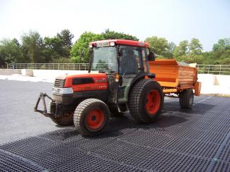 Stabilodrain® can resist loads of max. 10,000 lbs/ft². As a result, driving on the roof during the construction phase is not a problem. Green roof during the construction phase