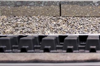 The structure of Stabilodrain® allows for a vapor permeable build-up that is suitable for inverted roofs. System build-up for walkways with Stabilodrain®