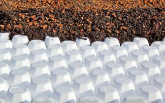 Due to their special surface structure these drainage elements interlock well with the substrate layer and can be used for pitched roofs with slopes up to 25°. Floraset® FS 75
