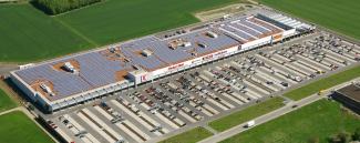 Thanks to the green roof on the InCenter building in Landsberg/Lech, the solar facility there generates additional earnings of approximately 14,000 Euro per year. Bird's eye view onto a large roof with a solar plant